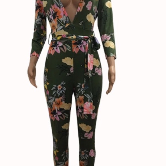 Floral Pattern Jumpsuit With Belt - Picture 3 of 4